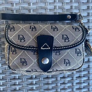 Dooney & Bourke tan and black wristlet with hangtag Y2K